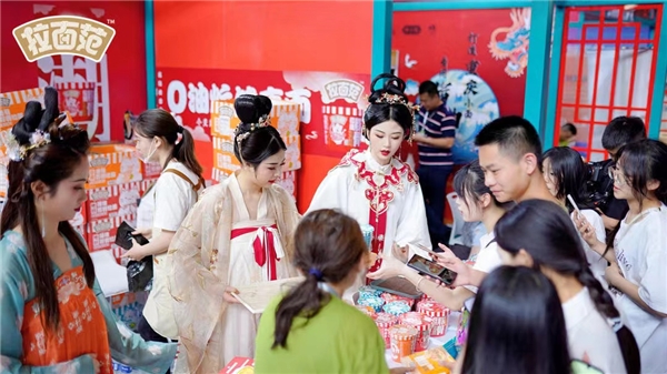 拉面范现身2023重庆国潮美食展，中国品牌如何秀出国潮美食最潮一“面”？(图4)